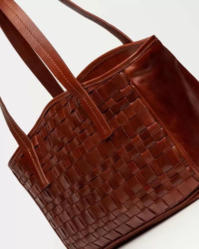 Cartera al hombro The Knit Bag en cuero graneado