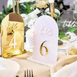 1 pieza Placa de número de mesa de boda | DIY | Decoración con recorte de precio | Espejo dorado acrílico, acrílico con respaldo adhesivo | Disponible en dorado, plateado, negro y blanco para decoración de placa de número de mesa, letras acrílicas doradas