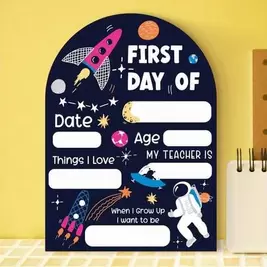-16%Decoración de Pizarra Plana 2D Primer Día de Escuela, 1 pieza Regalo de Madera de Regreso a la Escuela, Personalizable con Nombre y Fecha, con Patrones de Logo Escolar, Espacio, Planeta y Cohete