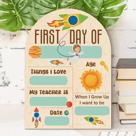 -18%1 pieza Decoración de pizarra de madera plana 2D para el primer día de escuela - Con logotipo escolar y patrón de tema espacial, adecuado para regalo de vuelta a la escuela, registro de nombre/fecha, decoración de escritorio del maestro o de oficina e