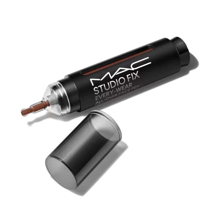 2 en 1 / Base y Corrector Studio Fix Every-Wear All-Over Face Pen