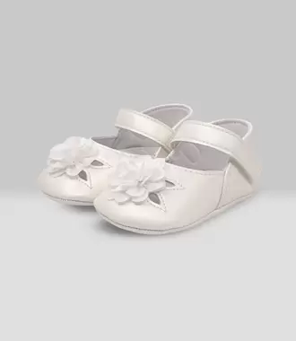 Bailarina recién nacida con flores
