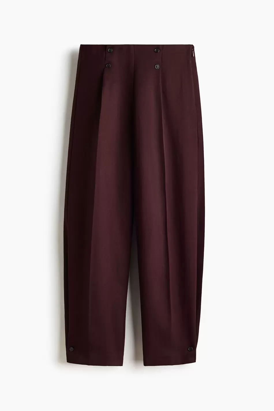 Pantalón barrel con botones decorativos