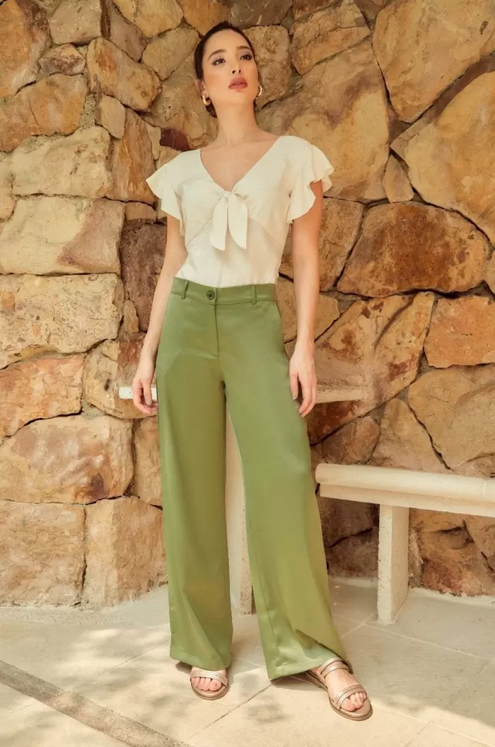 Pantalón palazzo con bolsillos.