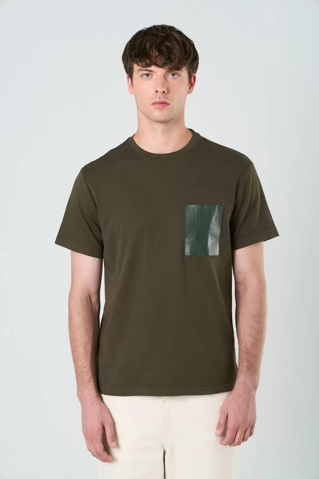 Camiseta en algodón para hombre bolsillo cuero