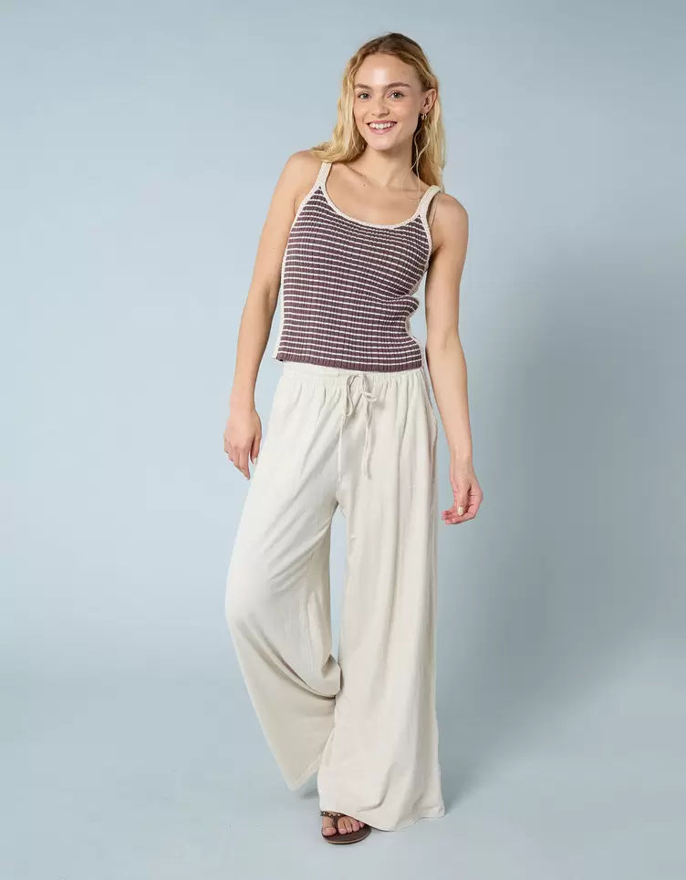 Suéter de punto con crochet recortado sin mangas