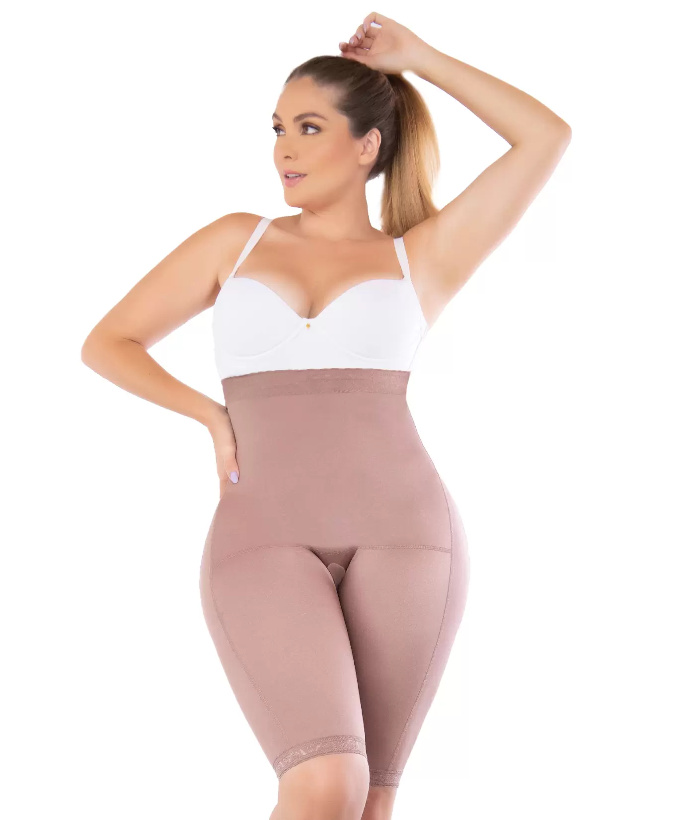 Panty moldeador hasta la rodilla con control medio y realce de glúteos