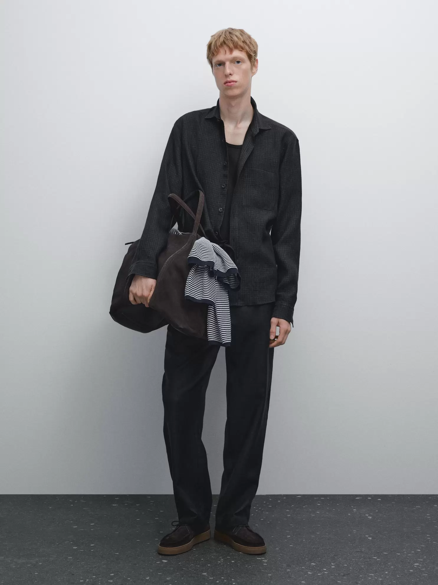 Pantalón jogger fit 100% lino Pantalón jogger fit 100% lino Camisa regular fit manga corta Camisa regular fit manga corta