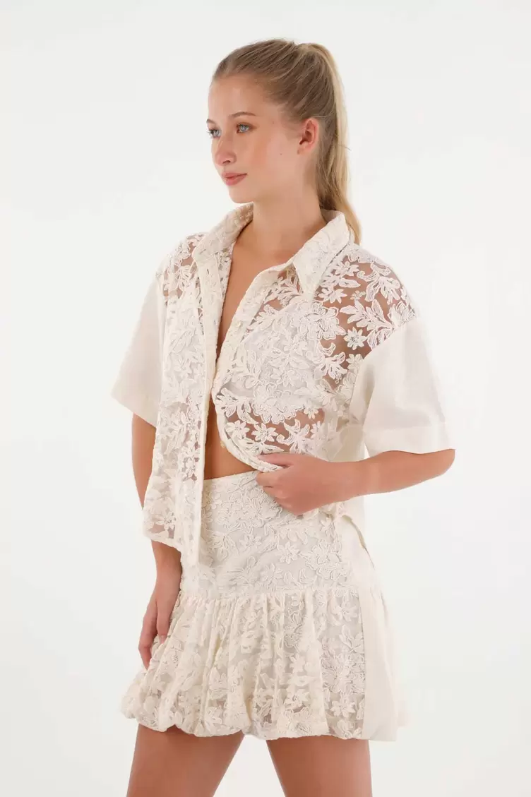 Falda corta silueta globo gris para mujer