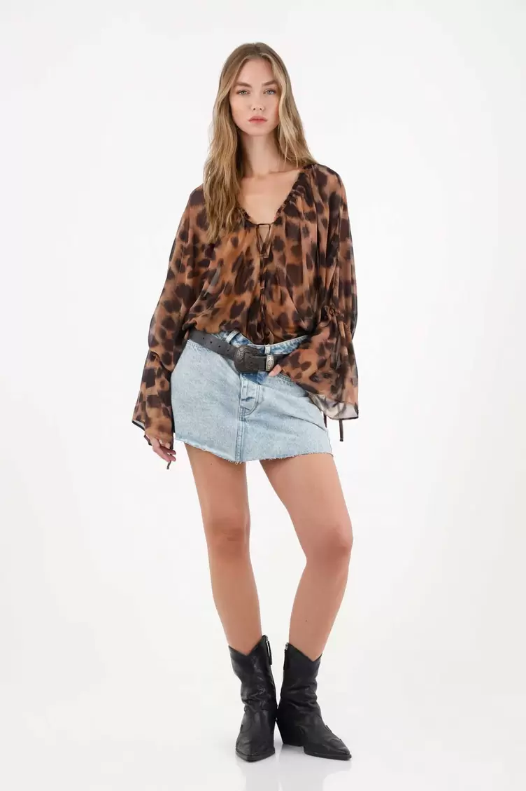 Camisa animal print con leve transparencia para mujer