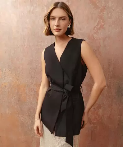 Chaleco unicolor con cinturon