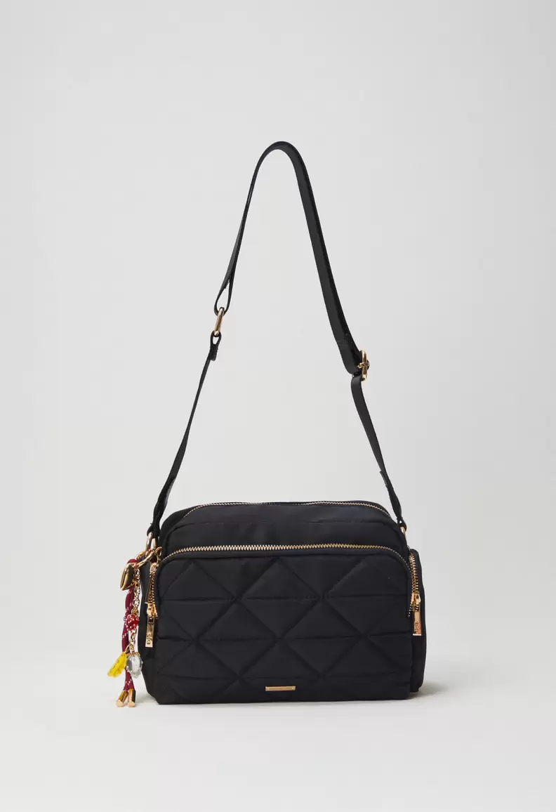 Bolso manos libres con llavero y cordon