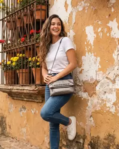 Bolso manos libres con cadena de taches
