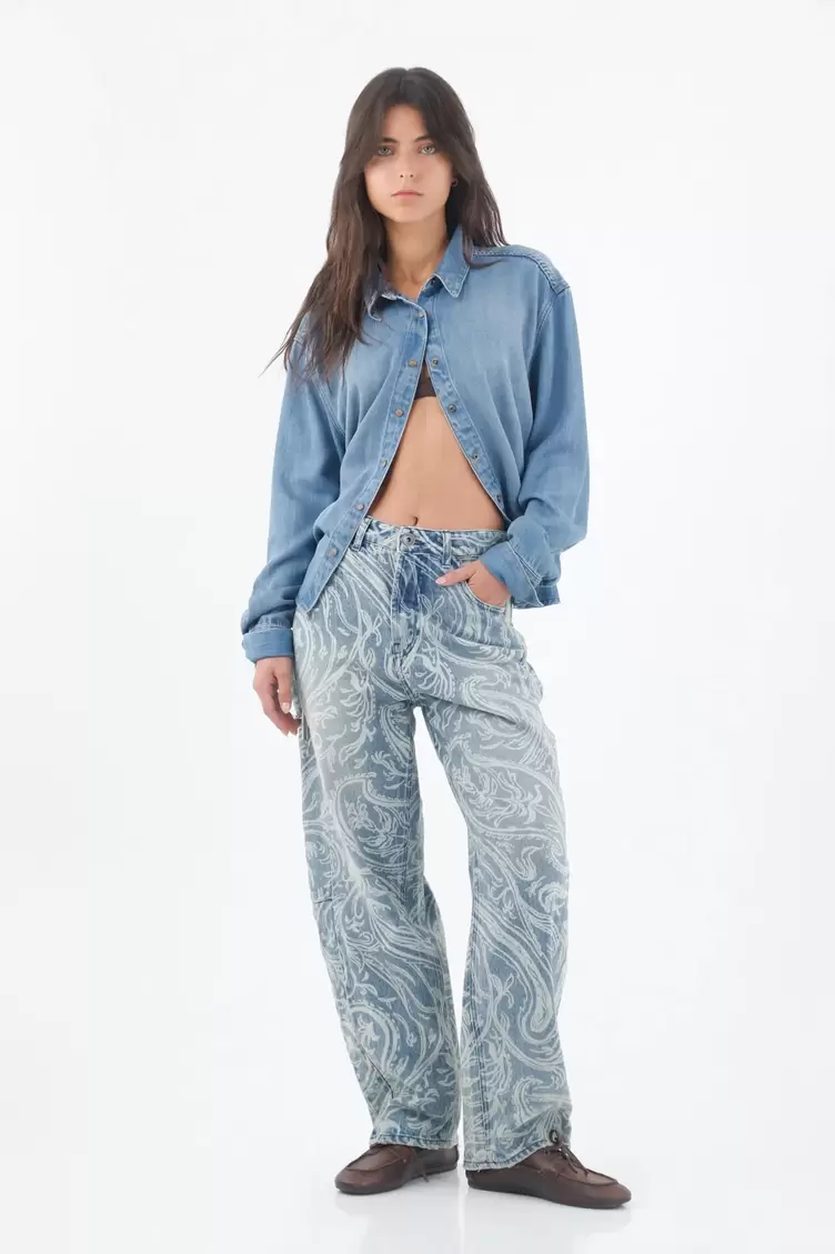 Jean para mujer de algodón azul claro corte horseshoe con estampado arabesco Jean para mujer de algodón azul claro corte horseshoe con estampado arabesco