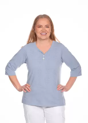 Camiseta cuello V silueta amplía 23790B