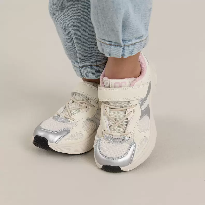 Tenis deportivos para niña con detalles reflectivos