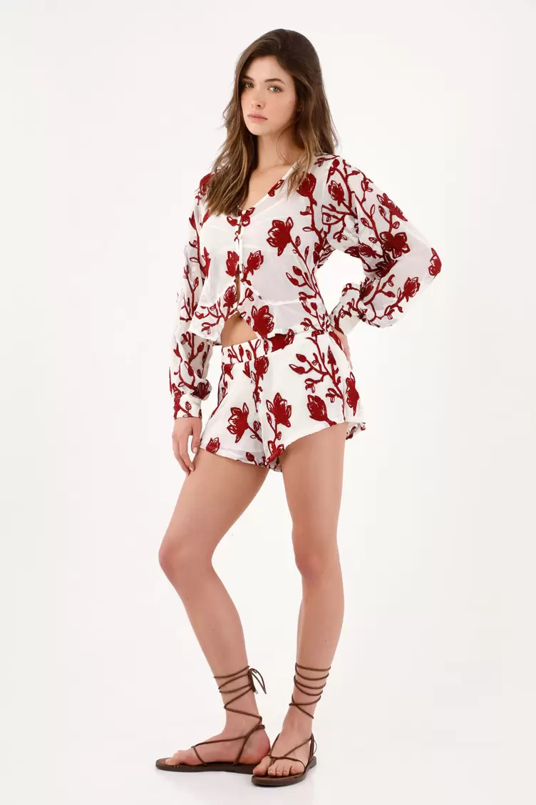 Bermuda fit relajado con estampado floral rojo en poliéster blanco para mujer