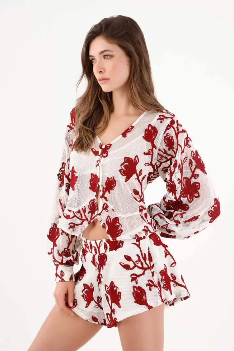 Camisa fit relajado con malla floral en poliéster blanco con flores rojas para mujer