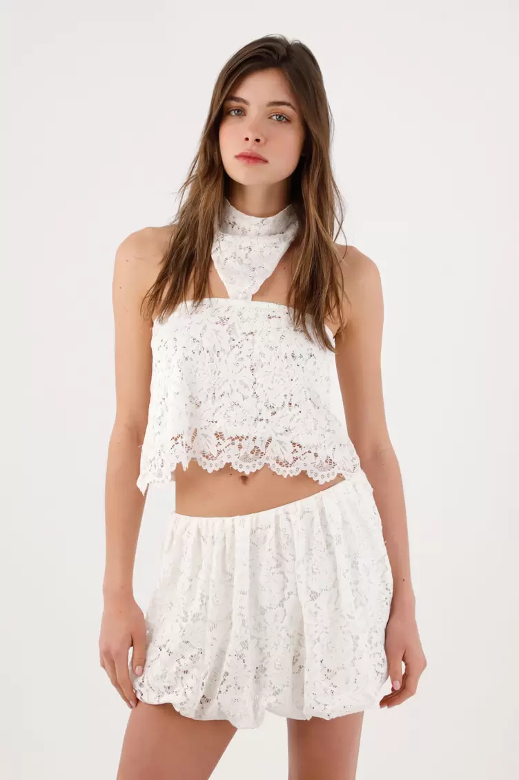 Falda corta fit relajado con bajo abullonado en encaje blanco para mujer