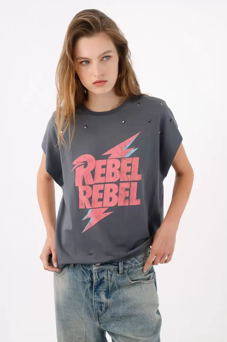 Camiseta relajada con tachuelas y estampado Rebel en algodón gris para mujer