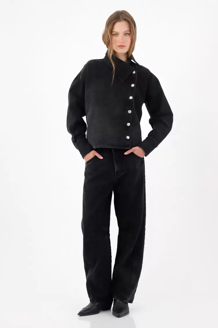 Chaqueta boxy con cierre asimétrico de botones metálicos en algodón negro para mujer