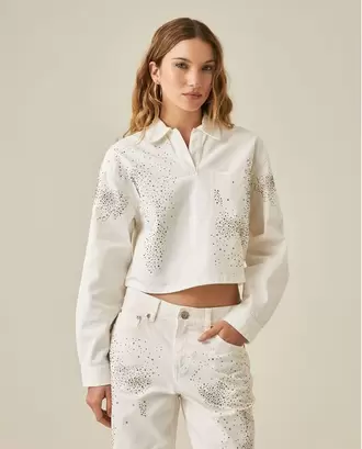Camisa de Mujer Cropped Relaxed Fit Aplicaciones Metálicas Lavado Crudo en Algodón Madres