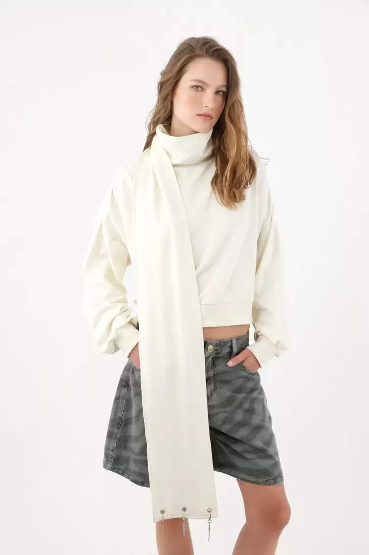 Buzo de silueta relajada con cuello alto y bufanda integrada en tono crudo para mujer