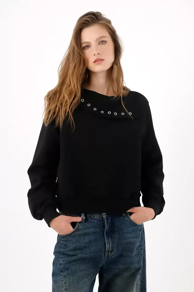 Buzo fit relajado con cuello asimétrico en negro para mujer