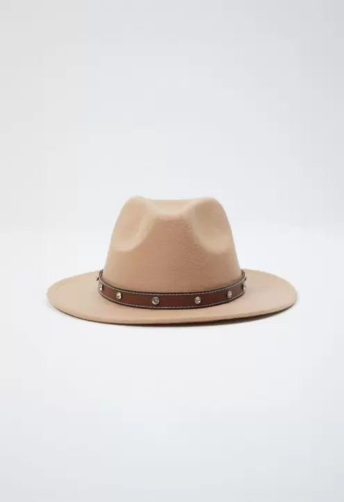 Sombrero con cinta aplique de piedras