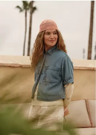 Camisa clásica con bordado