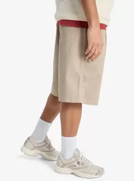 Urban Chill 22" Short de cintura elástica Beige Hombre
