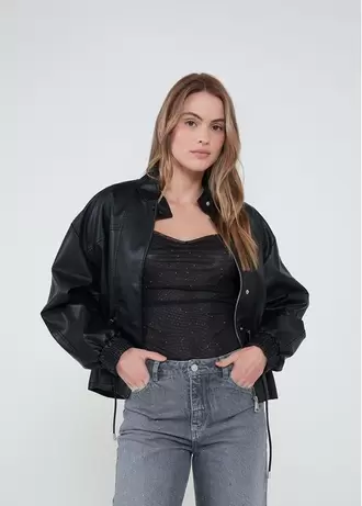 Chaqueta tipo cuero con ajuste