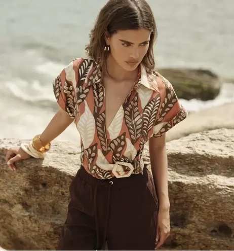 Blusa cruzada con hebilla