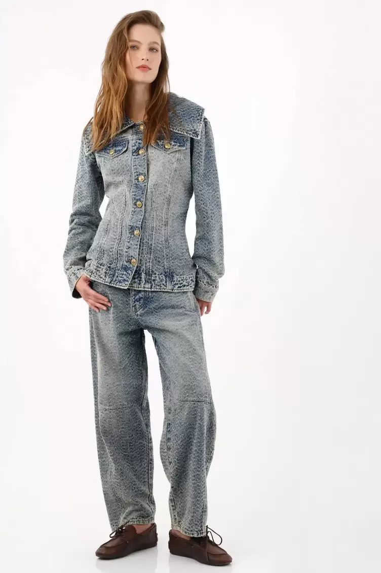 Chaqueta entallada con cuello XL en denim para mujer