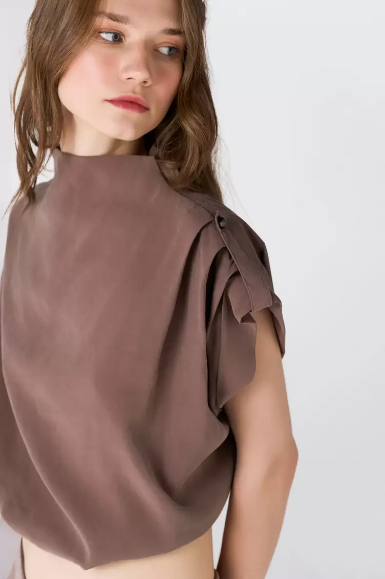 Camisa de fit relajado con diseño de botones en los hombros en moka para mujer