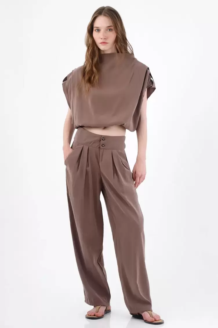 Pantalón pierna ancha con cintura de triple botón en gris amarronado para mujer