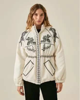 Chaqueta de Mujer Tipo Parka Enguatada Cruda con Bordados Flores Negras en Poliéster