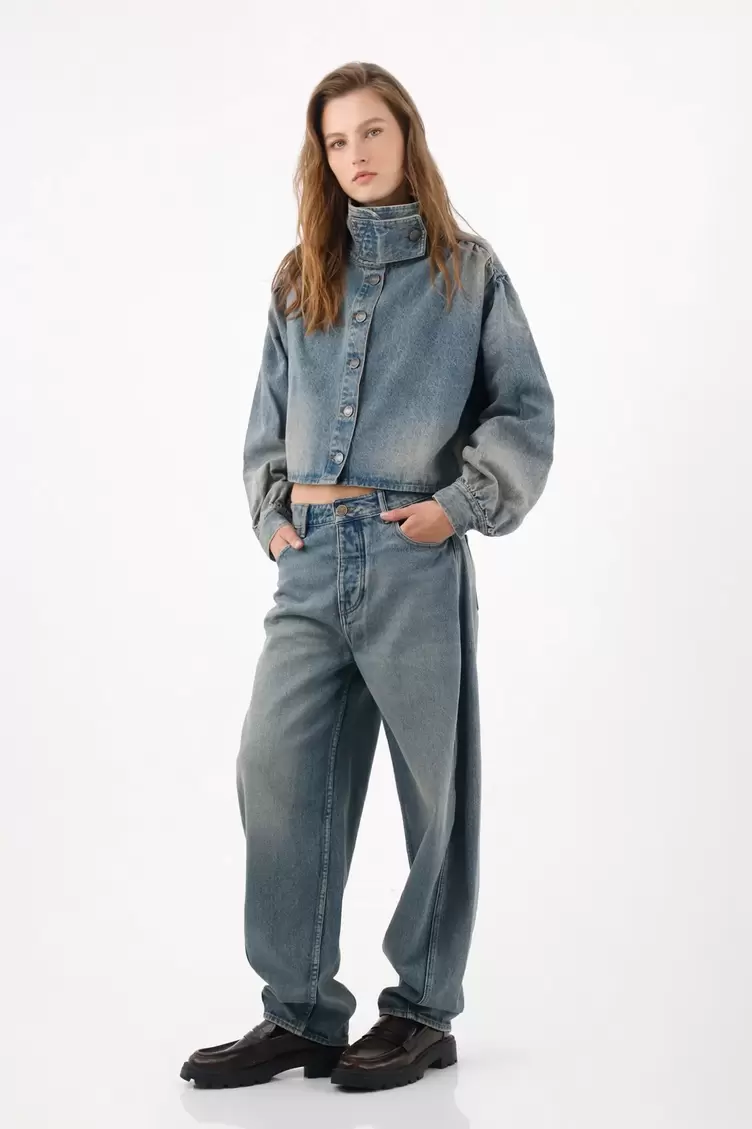 Chaqueta boxy corta con cuello alto abotonado en denim para mujer