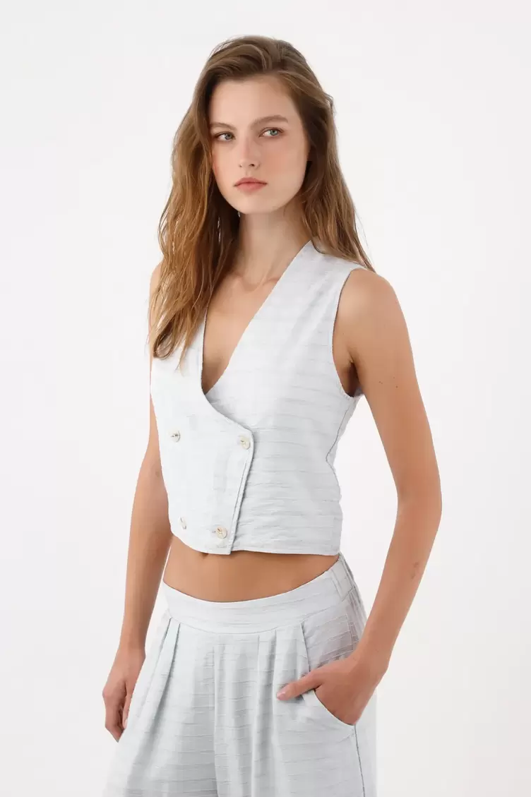 Chaleco corto con cruce doble y botones en gris claro para mujer