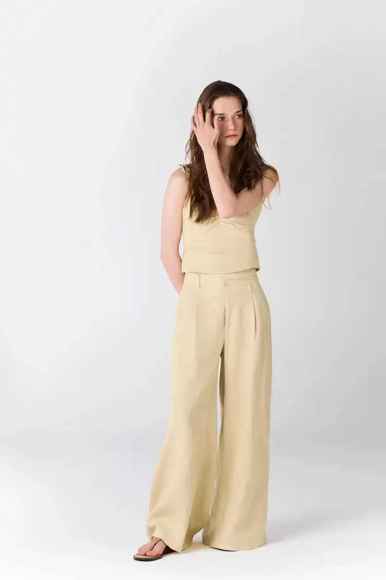 Pantalón wide leg con pliegues frontales en lino beige para mujer