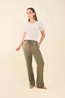 Pantalón bota recta con cinturón en sesgo - Verde