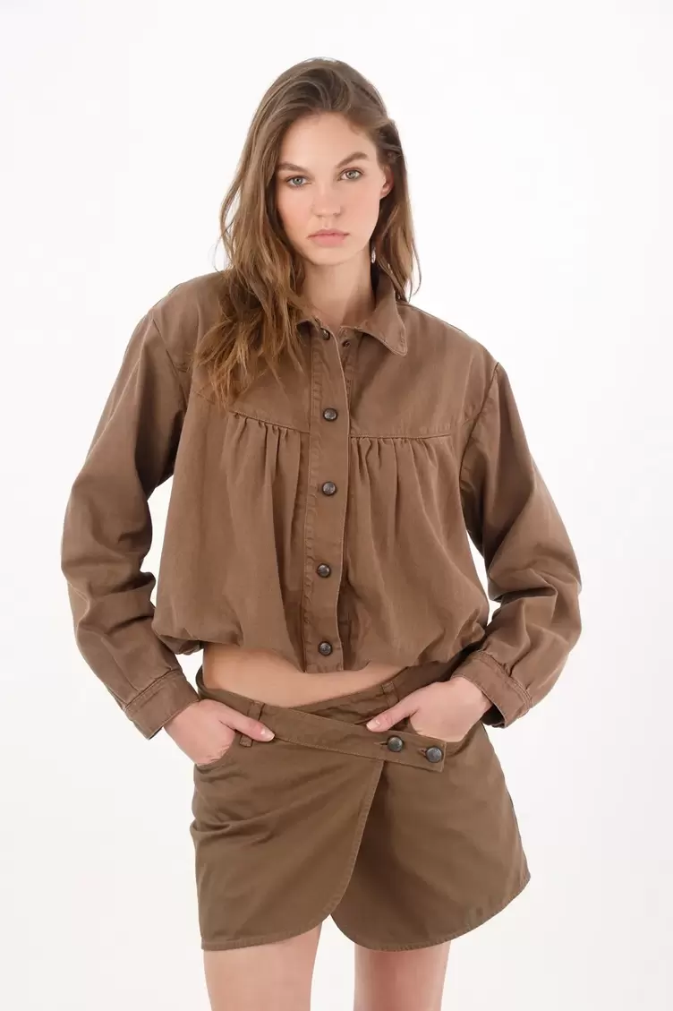 Chaqueta relaxed fit con detalle fruncido en algodón marrón para mujer