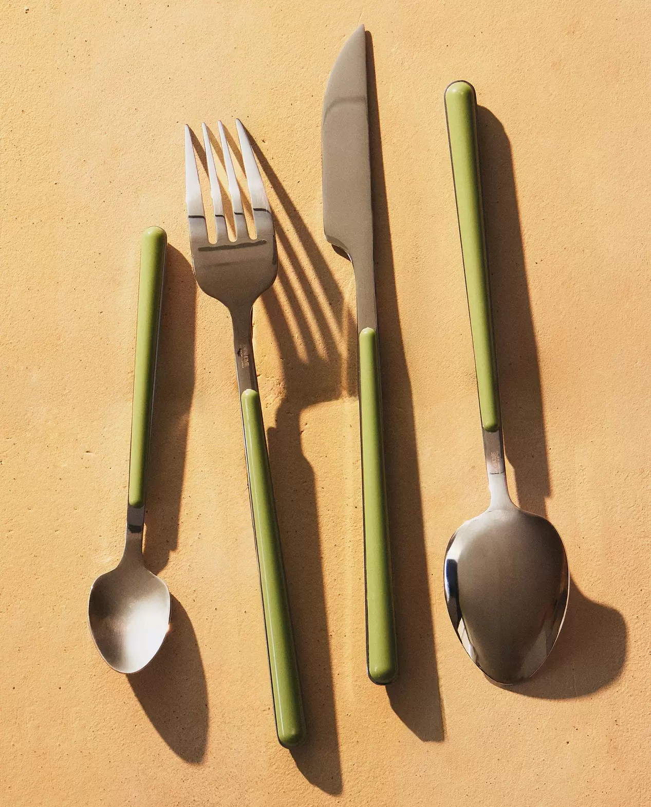 SET CUBIERTOS MANGO VERDE (SET DE 4)