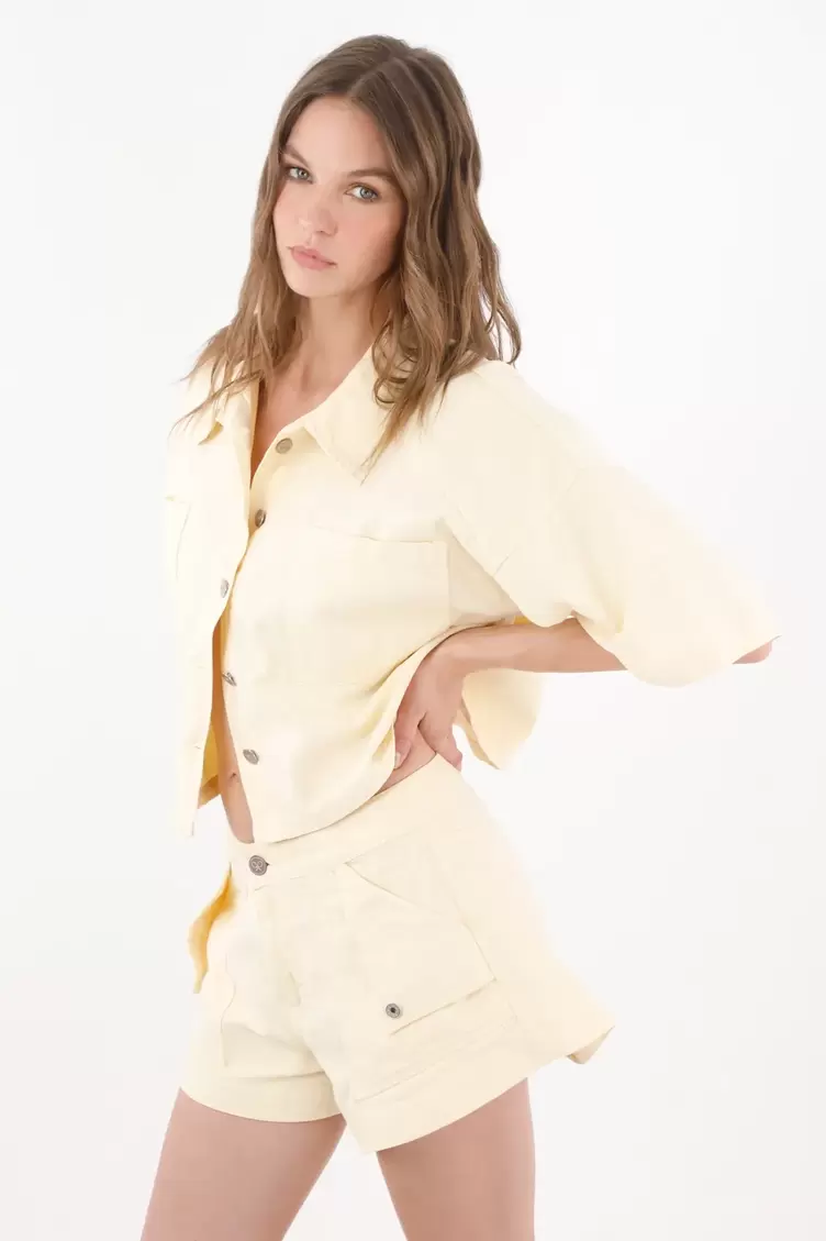 Bermuda amplia de tiro corto con bolsillos de tapa en algodón amarillo pastel para mujer