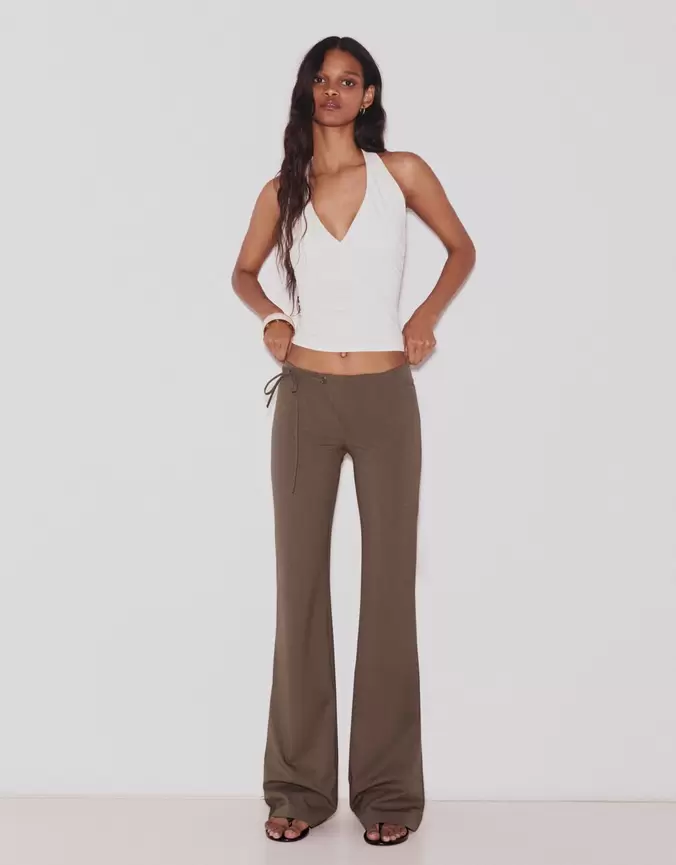 Pantalón flare tiro bajo