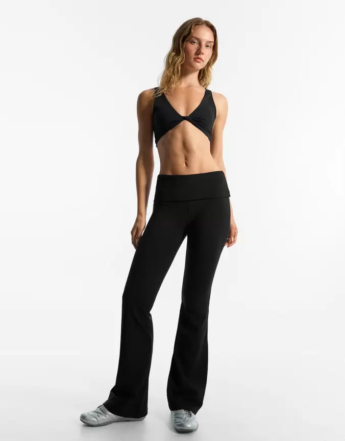 Pantalón flare técnico cintura vuelta