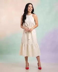 Vestido Corto con Bordado Suizo y Cuello Halter .