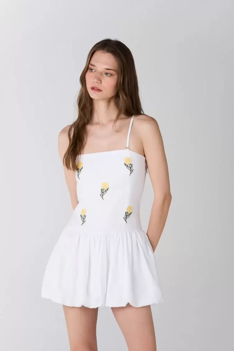 Vestido corto ajustado en la parte superior con falda amplia en algodón blanco para mujer