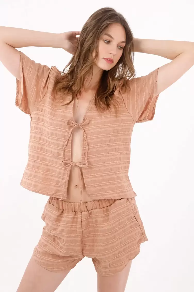 Camisa manga corta relaxed con doble lazo frontal de terracota para mujer