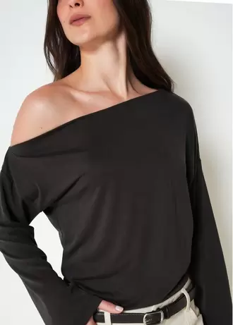 Camiseta manga larga cuello asimétrico